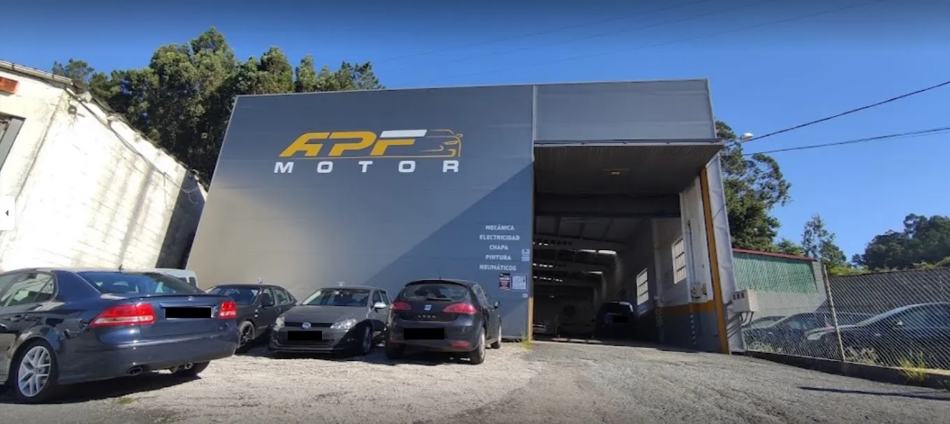 Fachada del taller APF Motor en Arnois, con el rótulo y la nave abierta
